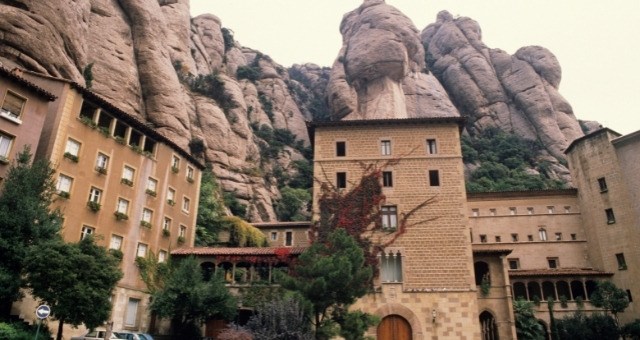 Il monastero di Monserrat vicino a Barcellona circondato da imponenti formazioni rocciose